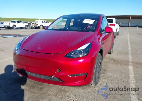 2025 Tesla Model Y Long Range Dual Motor Rear-Wheel Drive z USA, uszkodzony, nr VIN 7SAYGDED2SF255080